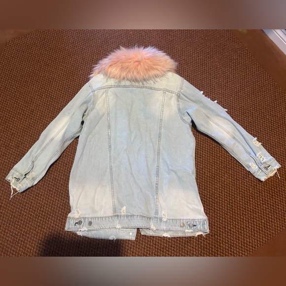 Distressed Denim Jacket w Faux Fur collar - Picture 14 of 16